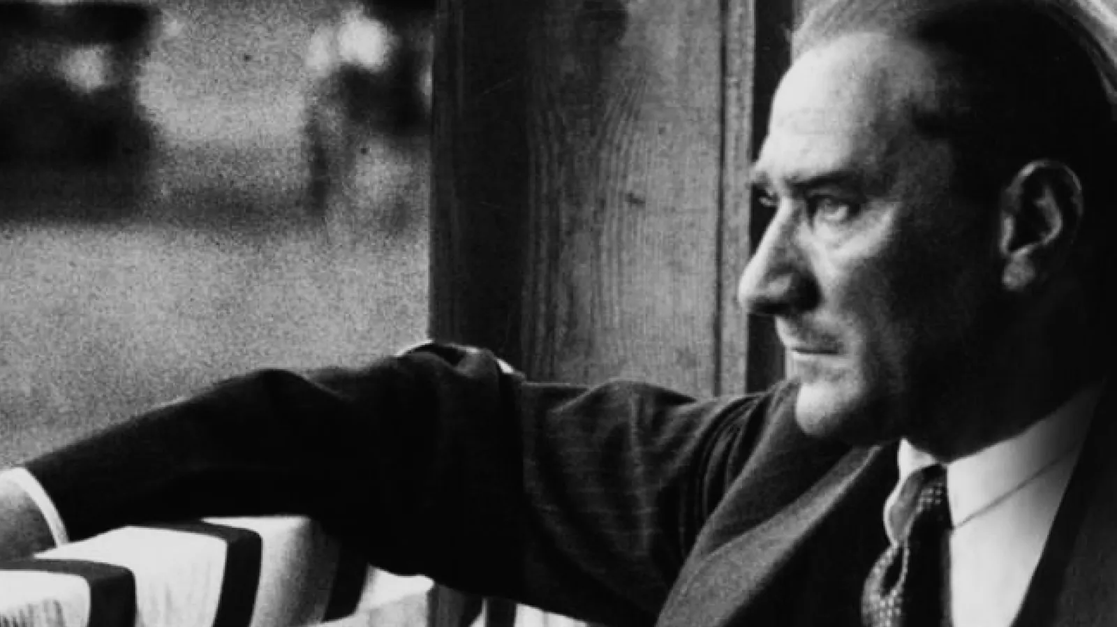 Mustafa Kemal Atatürk bir pencerenin yanında düşünceli otururken, siyah beyaz arşiv fotoğrafı